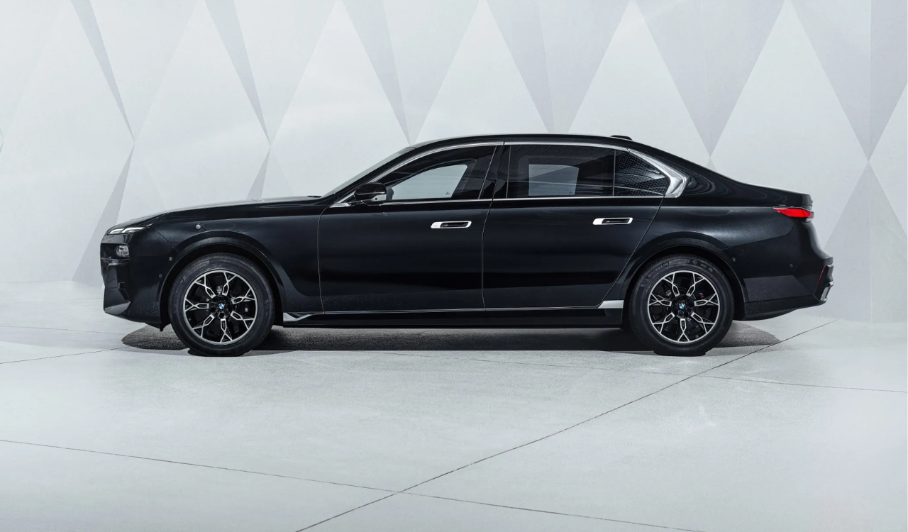 BMW bulletproof electric luxury sedan, the i7 Protection (1)